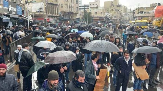 رغم الأمطار والأجواء الباردة.. أردنيون يخرجون إسنادا لأهل غزة