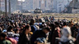 بالصور- فلسطينيون ينزحون من خان يونس تحت تهديد دبابات الاحتلال