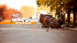 حادث انقلاب مركبة بطريقة غريبة في عمان