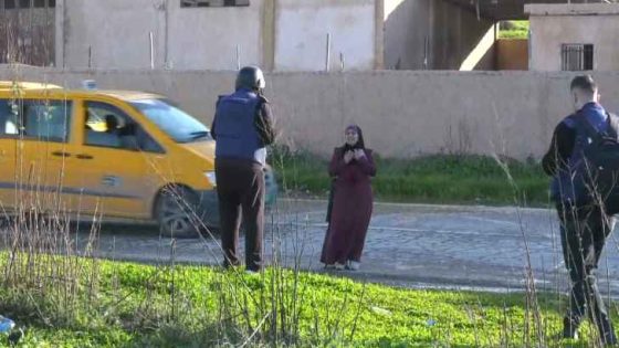 بدموع القهر.. أم فلسطينية تناجي لمعرفة مصير ابنها الذي أعدمه الاحتلال بدم بارد