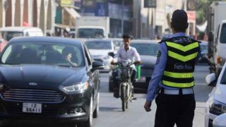 بالفيديو| شهامة تلفت الأنظار.. هذا ما حدث بين شرطي سير وأم سلطية
