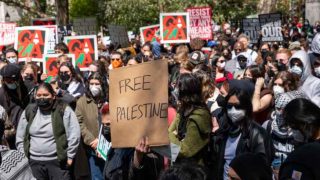 توسع الصراع بالجامعات الأمريكية بسبب التأييد للفلسطينيين ومجلس الشؤون الإسلامية يعلق