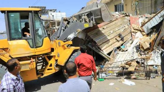 حملة لإزالة البسطات والتعديات على الأرصفة في مخيم الوحدات