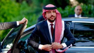 ولي العهد للعمال:”بناة الوطن.. يعطيكم العافية”