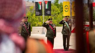 الجيش العربي يسلم الملك قلادة اليوبيل الفضي – صور