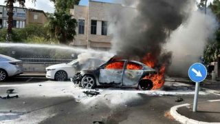 إعلام عبري: إصابة شخصين بانفجار سيارة في تل أبيب