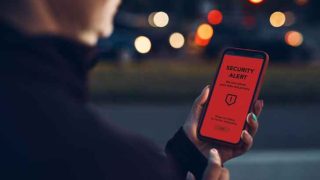 الجرائم الإلكترونية للأردنيين: لا تُحمِّلوا على هواتفكم أيّ تطبيق خارج المتاجر الرسمية
