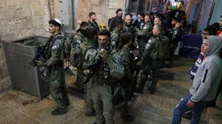 مستوطن مسلح يطلق النار على فلسطيني في القدس