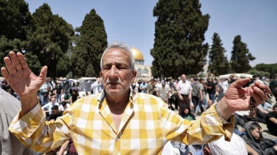 المشهد المعاصر | 35 ألفا يؤدون صلاة الجمعة في المسجد الأقصى