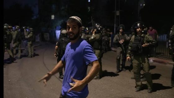 المشهد المعاصر | إصابة فلسطينيين بهجوم للمستوطنين على بلدة حوارة جنوب نابلس