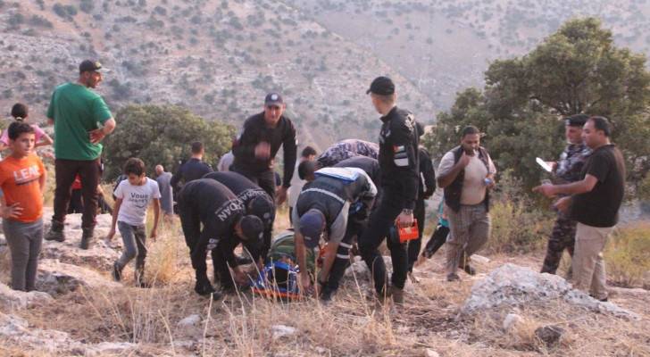 الدفاع المدني: إنقاذ أشخاص علقوا بمقطع صخري وعر بوادي عقربا في اربد - صور