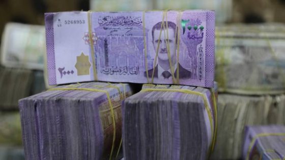 المشهد المعاصر | السوريون يلجأون إلى حساب قيمة العملة بالميزان بعد انهيارها