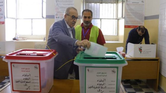 المشهد المعاصر | وزير الأشغال يدلي بصوته ويؤكد على أهمية الاستحقاق الدستوري