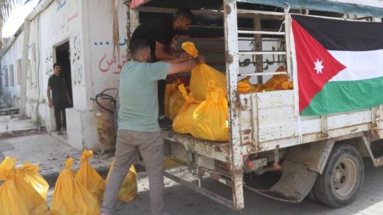 المشهد المعاصر | المستشفى الميداني الأردني شمال غزة/79 يوزع مساعدات غذائية على أهالي القطاع