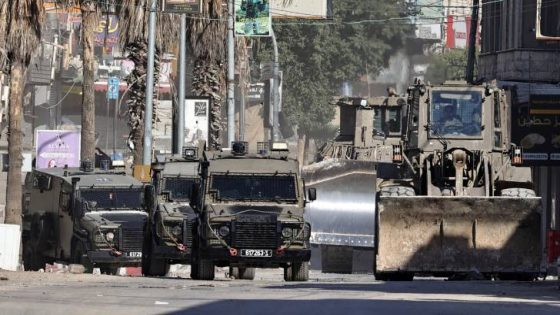 المشهد المعاصر | مراسل “رؤيا”: قوات الاحتلال تعتقل مصابًا وتحتجز طاقم الهلال الأحمر في نابلس