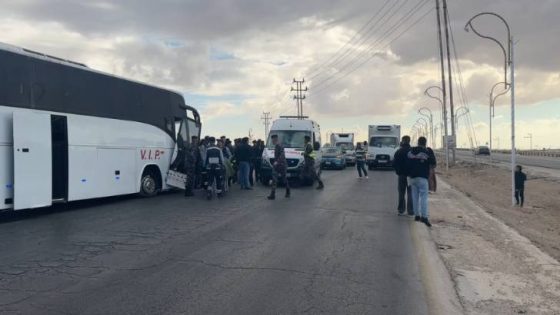 المشهد المعاصر | إصابات بحادث تصادم بين حافلة و”بك أب” في المفرق