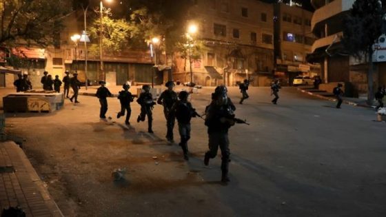 المشهد المعاصر | مصادر فلسطينية: مواجهات عقب اقتحام قوات الاحتلال عدة بلدات في الضفة الغربية