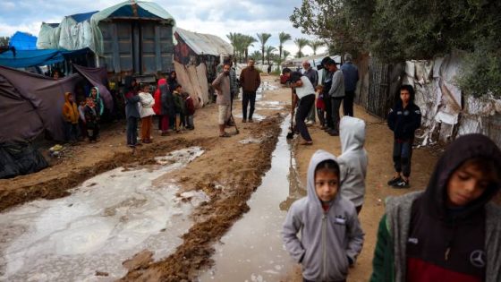 المشهد المعاصر | هكذا أثقل الشتاء هم النازحين بخيامهم في غزة.. صور