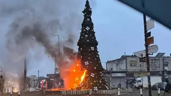 المشهد المعاصر | مسلحون يضرمون النار بشجرة عيد الميلاد في حماة وهيئة تحرير الشام تتعهد بترميمها