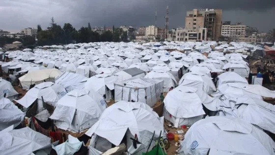 المشهد المعاصر | استشهاد 10 نازحين فلسطينيين بقصف للاحتلال على خيام المواصي في قطاع غزة