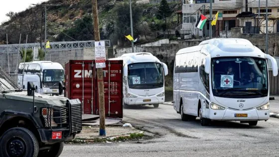 المشهد المعاصر | مراسل رؤيا: حافلات تقل أسرى فلسطينيين تغادر سجن عوفر غربي رام الله