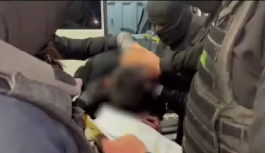 المشهد المعاصر | بالفيديو.. شرطة الاحتلال تعتدي بالضرب وتنكل الشاب الفلسطيني الذي بصق على مجندة