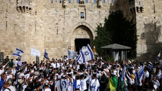 المشهد المعاصر | خطوة استفزازية.. مستوطنون يدنّسون البلدة القديمة بالقدس ضمن ما يُعرف بـ”مسيرة الأعلام”.. صور