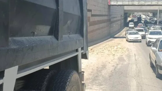 المشهد المعاصر | سقوط حمولة قلاب داخل نفق المدينة الطبية يتسبب بتباطؤ مروري