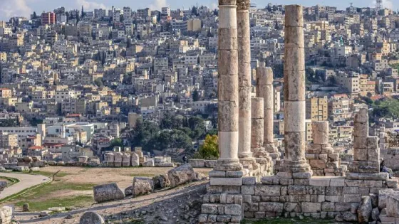المشهد المعاصر | طقس العرب: كتلة هوائية حارة نسبيًا تجتاح الأردن وتدفع بأجواء شبه صيفية في هذا الموعد