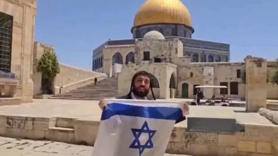 المشهد المعاصر | عضو الكنيست المتطرف تسيفي سوكوت يقتحم باحات الأقصى ويرفع علم الاحتلال