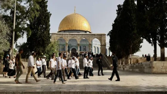 المشهد المعاصر | مستوطنون يقتحمون المسجد الأقصى ويرفعون علم الاحتلال في ذكرى “توحيد القدس”