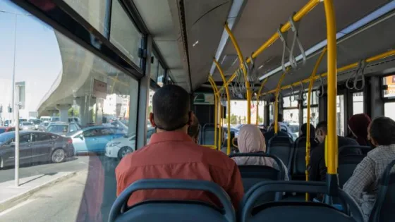 المشهد المعاصر | أحمد وعلي.. رحلة الـ25 كيلومتراً بين رفاهية السيارة والنقل العام في الأردن