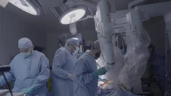 المشهد المعاصر | استبدال صمام قلبي باستخدام روبوت جراحي لمواطنة سعودية في مكة