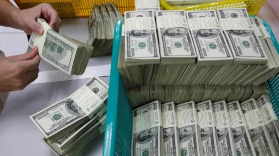المشهد المعاصر | الدولار يهبط لأدنى مستوى منذ 2022 بعد تهديدات ترمب الجمركية
