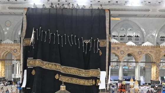 المشهد المعاصر | بدء عملية تغيير كسوة الكعبة المشرفة استعدادًا للعام الهجري الجديد