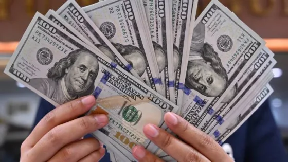 المشهد المعاصر | تراجع الدولار مع ترقب بيانات التوظيف الأمريكية ومحادثات الرسوم الجمركية