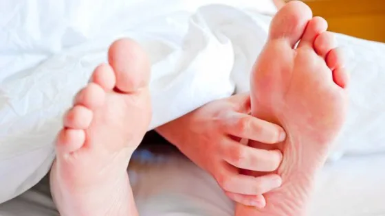 المشهد المعاصر | حرارة القدمين أثناء النوم.. بين إرهاق اليوم وعلامة على مشكلات صحية أعمق