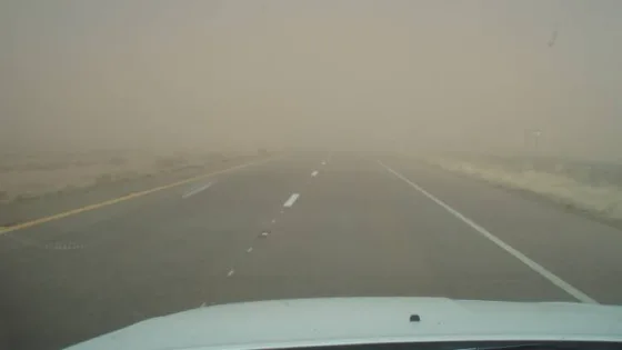 المشهد المعاصر | الأمن العام: الطريق الصحراوي يشهد رياحاً مثيرة للغبار ومدى الرؤية واضح دون إغلاقات