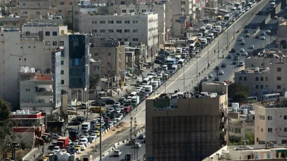 المشهد المعاصر | الأمن العام: تباطؤ مروري لحركة المركبات القادمة من جسر الثامن باتجاه دوار الشعب
