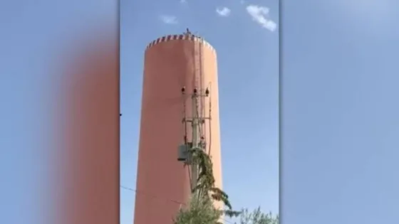 المشهد المعاصر | السلطات المغربية تكشف تفاصيل احتجاج فوق خزان مياه: شخص يهدد حياته ويعتدي على عنصر من الأمن