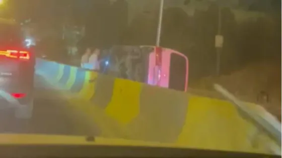 المشهد المعاصر | انقلاب مركبة في منطقة مرج الحمام يتسبب بتباطؤ حركة المرور