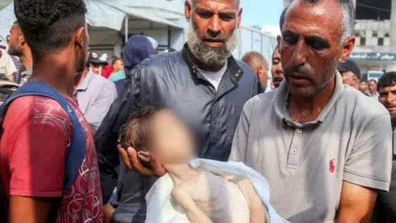 المشهد المعاصر | بالفيديو.. استشهاد طفل جوعاً في أحضان والده أثناء انتظارهما المساعدات شمال غزة