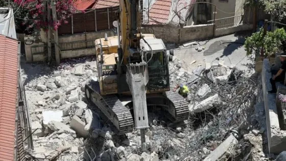 المشهد المعاصر | سلطات الاحتلال تُجبر عائلتين مقدسيتين على هدم منزليهما في القدس