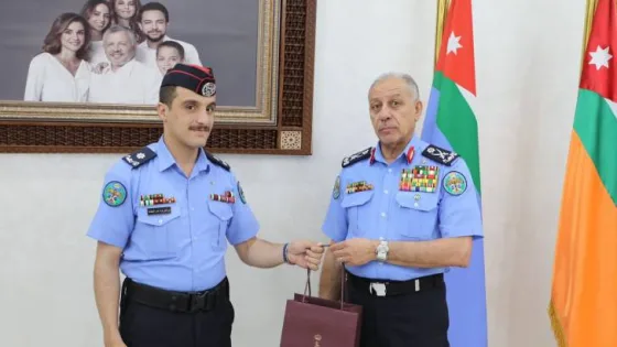 المشهد المعاصر | مدير الأمن العام يسلّم الملازم نور الدين الحباشنة هدية ملكية تقديراً لإنجازه الدولي