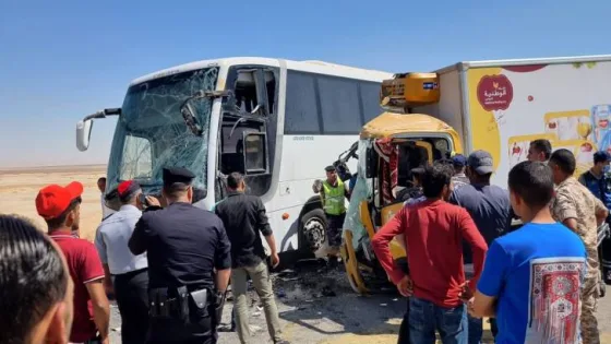 المشهد المعاصر | مصدر طبي لـ”رؤيا”: وفاتان و7 إصابات بتصادم مركبة وحافلة على الطريق الصحراوي