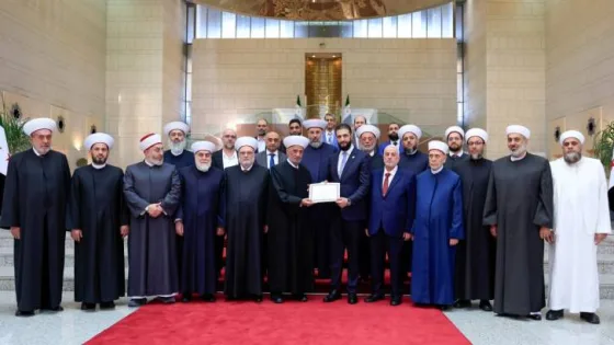 المشهد المعاصر | مفتي لبنان يقلد الرئيس السوري أحمد الشرع وسام دار الفتوى المذهّب