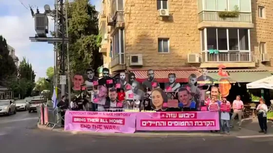 المشهد المعاصر | إعلام عبري مظاهرة أمام منزل نتنياهو .. تحت شعار “لن نغادر حتى يغادر الجميع غزة”