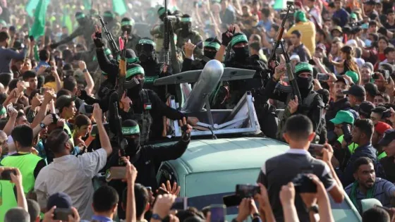 المشهد المعاصر | الخارجية البريطانية: يجب الإفراج عن المحتجزين وتسليم حماس سلاحها وترك السيطرة على غزة
