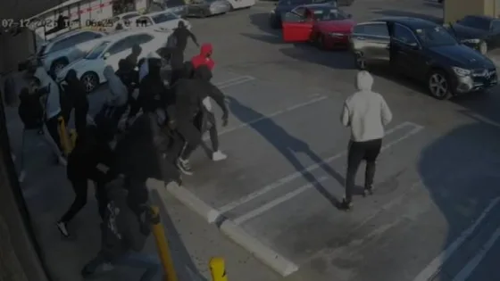 المشهد المعاصر | بشجاعة أردنية.. شاب يطلق النار من مسدسه ويحبط محاولة سطو جماعي على متجره بكاليفورنيا