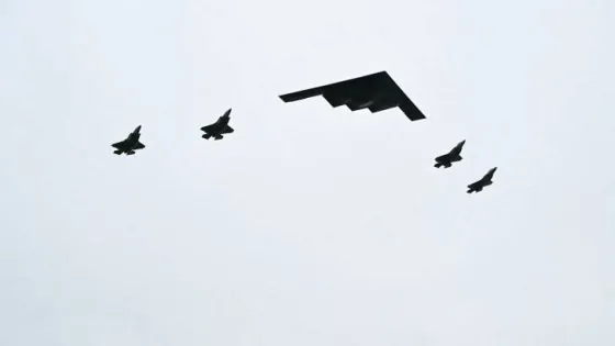 المشهد المعاصر | تحليق طائرات الشبح وF-35 في ألاسكا أثناء استقبال ترمب لبوتين